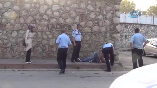 Bursa'da çılgın aşık sevdiği kız arkadaşının gözü önünde harakiri yaptı