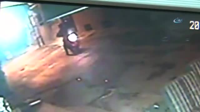 Balkonda oturan adamın suratına kezzap döktüler