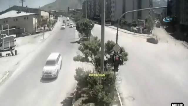 Trafik kazaları kameralara böyle yansıdı