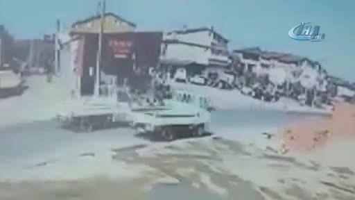Bursa'da kamyonet ile motosiklet böyle çarpıştı