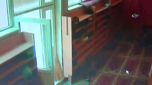 Namaz kılacakmış gibi camiye gelip ayakkabıları çaldı