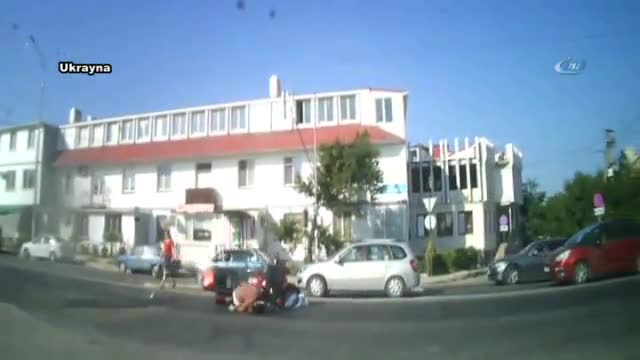 Dikkatsiz kadın ve torununa motosiklet çarptı