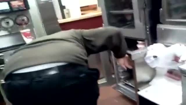 Ünlü tavuk zincirinde şoke eden görüntüler!