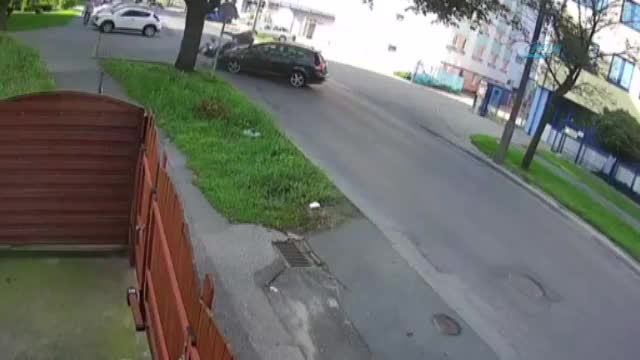 Motosikletli metrelerce uçtu