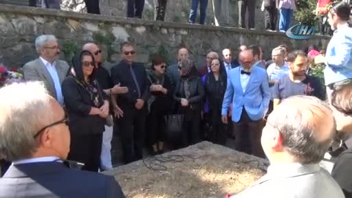 Zeki Müren'in ölümün 21. yılında Bursa'da mezarı başında anıldı
