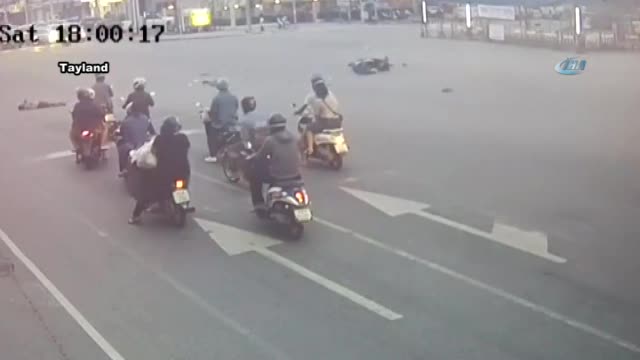 Motosiklet sürücüsü metrelerce sürüklendi