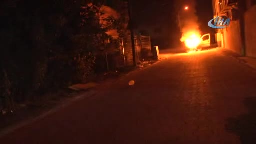 Alev alev yanan aracını çaresizce seyretti