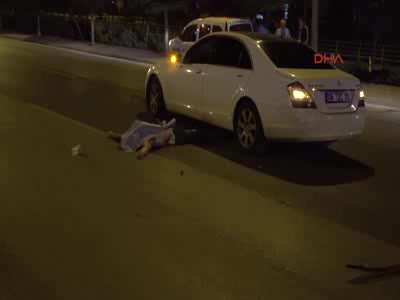 Elinde bıçakla yolun karşısına geçmeye çalışırken 2 araç ezdi!