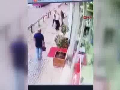 İstanbul'da dehşet anları: Kavga ettiği kişiyi böyle bıçakladı