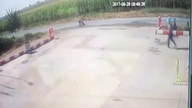 Kadın düştü, at arabası yoluna devam etti