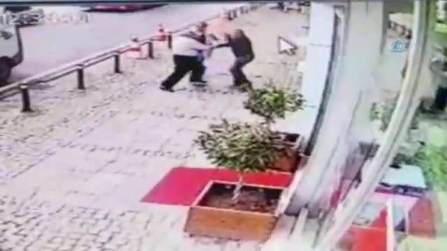 Önce yumruklandı sonra bıçaklandı