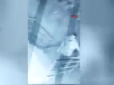 Kadın sürücü, trafikte tartıştığı erkek sürücüye plakayla saldırdı