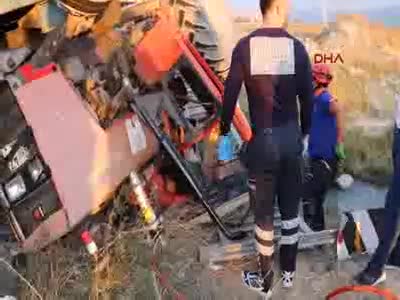 Traktörün altında kalan baba-oğul çaresizce kurtarılmayı bekledi