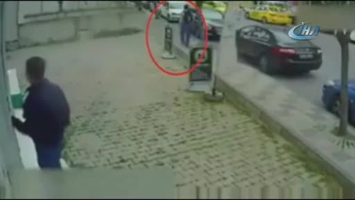 Kadına önce omuz sonra yumruk attı
