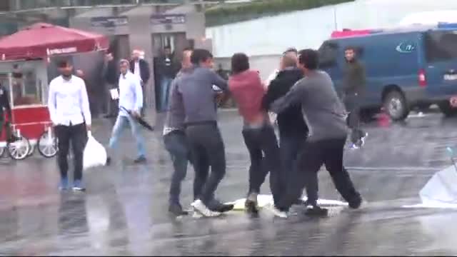 Şemsiye satıcılarının meydan kavgası