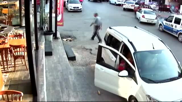 Önce kameraya sonra polise yakalandı