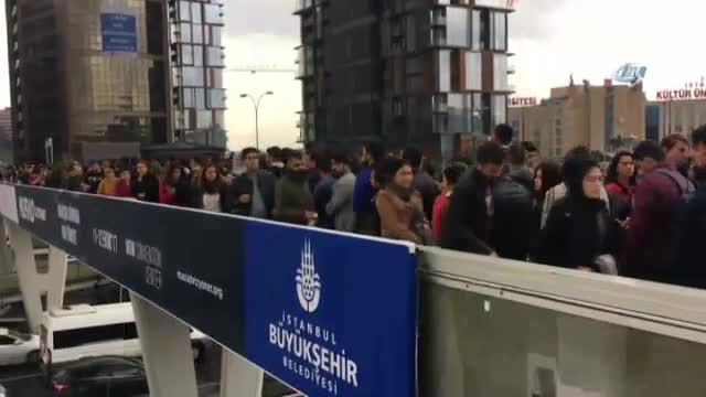 İstanbul Yenibosna Metrobüs durağında insan seli