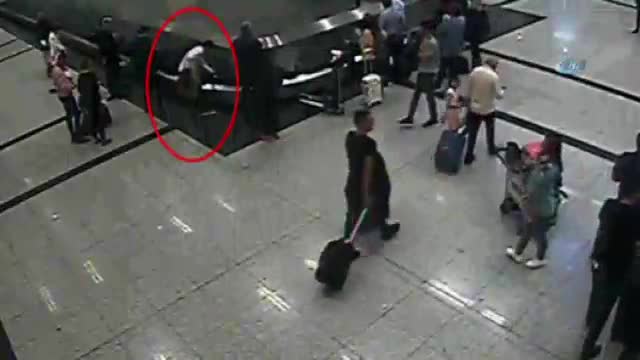 Şilili kuryenin valizindeki viski şişelerinden kokain çıktı