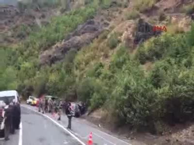 Otomobilin üzerine kaya düştü! 3 ölü, 1 yaralı