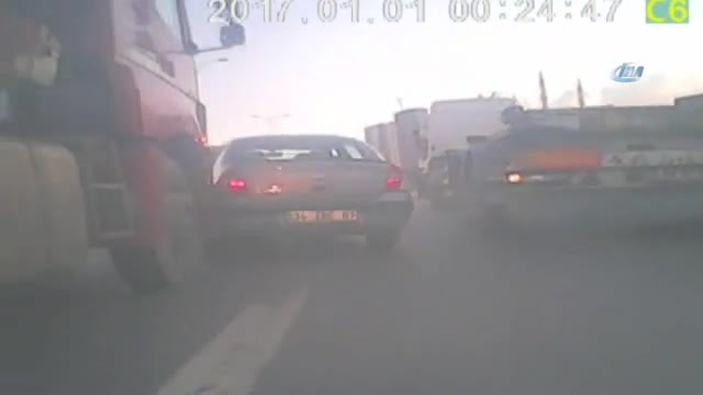 Tır, kör noktasına giren araca böyle çarptı