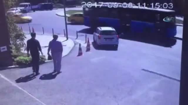 Çift otobüsün altında kalmaktan kıl payı kurtuldu