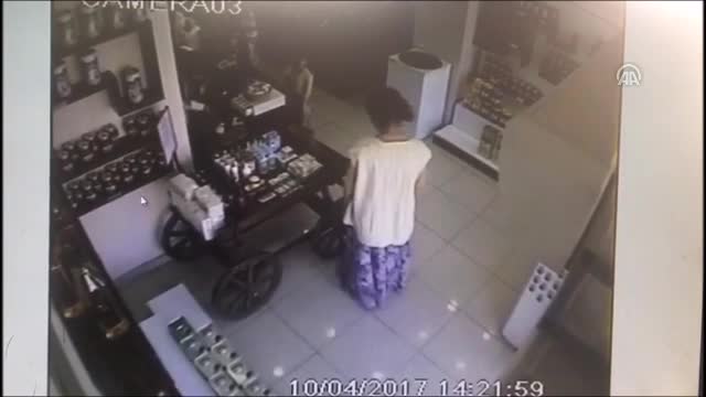 Bursa'da zeytinyağı çalan hırsız güvenlik kameralarına yakalandı