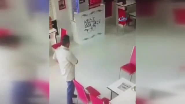Kılıf sordu, gözlük çaldı