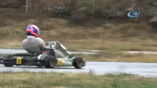 Bursa'da minik otomobiller yağmur altında kıran kırana yarıştı