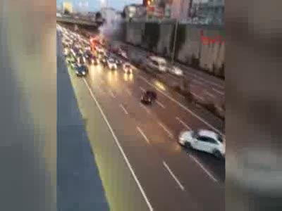 'Drift' yapan düğün konvoyundaki araçlar trafiği kilitledi
