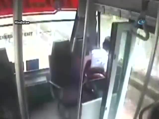 Otobüs ineceği yerine geçince aşağı atladı