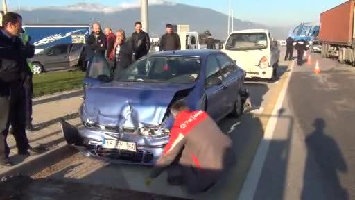 Bursa'da kazayı ve yaralıları bıraktılar, hastane önünde birbirlerine girdiler