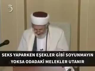 İlahiyatçı Akşit: Sevişirken soyunmayın