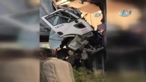 Kocaeli'de TIR apartman dairesine girdi: 1 ölü