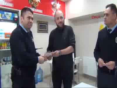 Bursa'da bulduğu 10 bin lirayı polise teslim etti