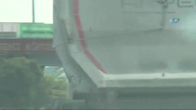 Kum yüklü hafriyat kamyonunun tehlikeli yolculuğu