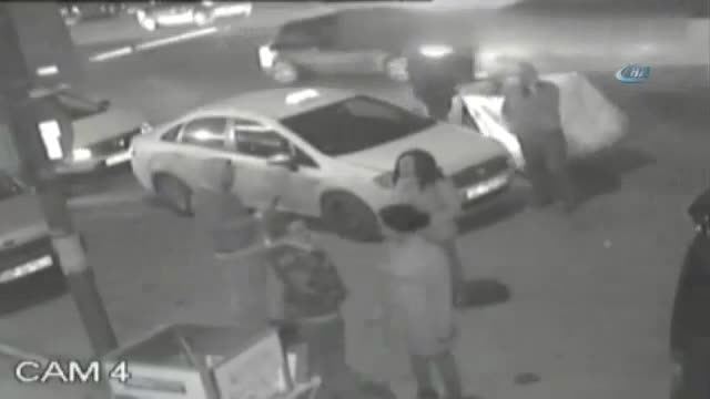 Otomobilin kağıt toplayıcıya çarptığı feci kaza kamerada