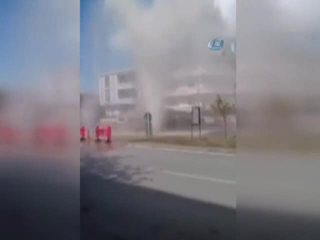 Su borusu patladı, yollar göle döndü