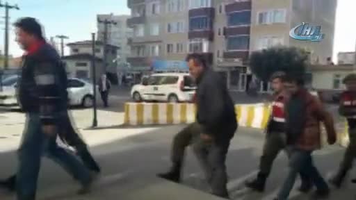 Bursa Karacabey TİGEM'de kaçak kazı yapan 5 kişi suçüstü yakalandı - 2