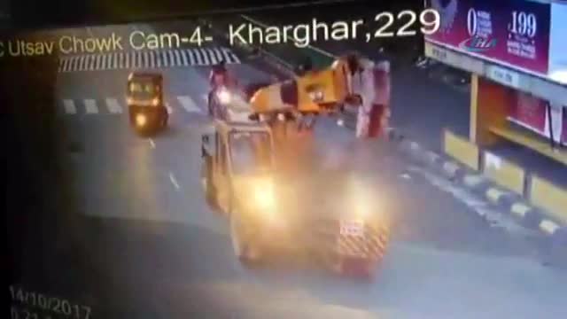 Motosikletli kadın vincin altında kaldı