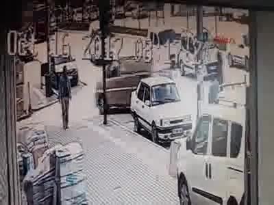 Bursa'da kendisini kamyonun altına atan Suriyeli öldü