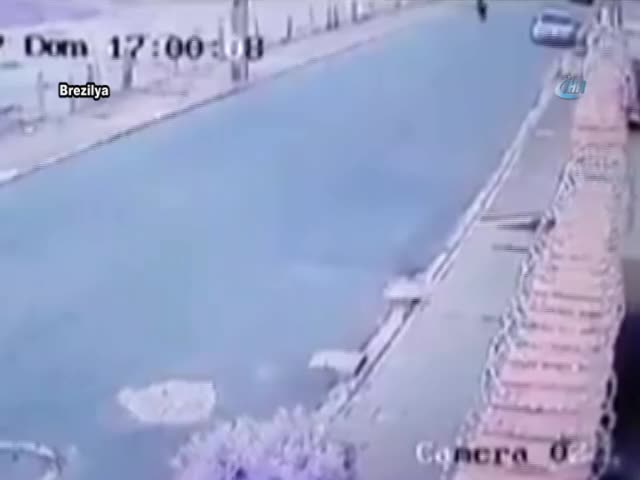 Motosiklet sürücüsünün bacağı koptu