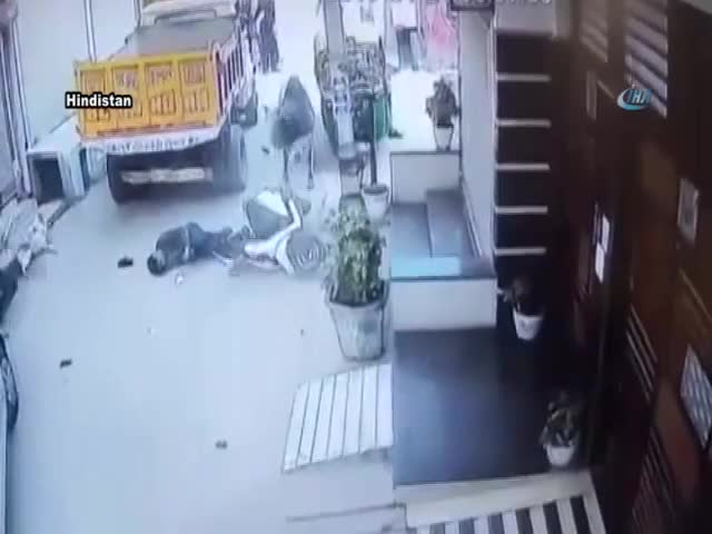 İneklerin kavgasında motosikletli şahıs yaralandı