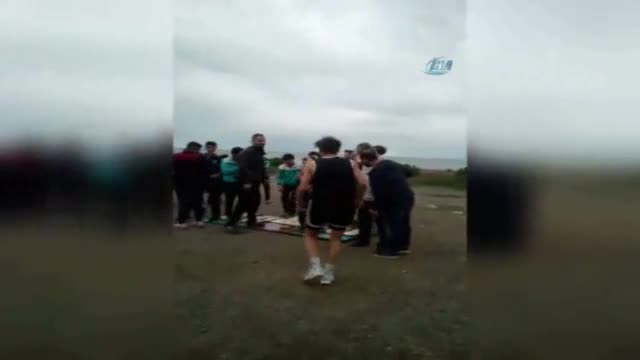 Madalya töreninde ağırlığa dayanamayan kürsü çöktü
