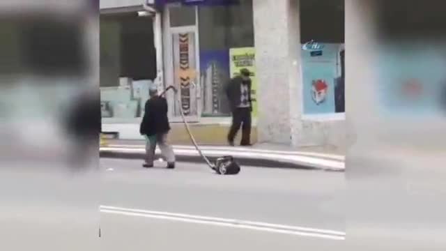Elektrikli süpürgeyi sokakta gezdirdi