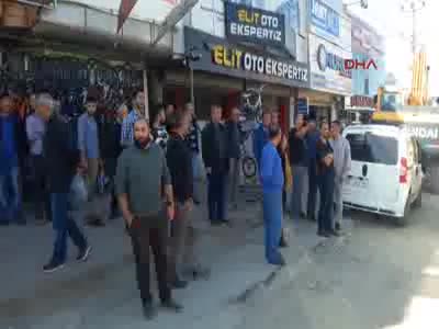 Bursa'da tramvay hattı çalışmasına tepki gösteren esnaf yol kapattı