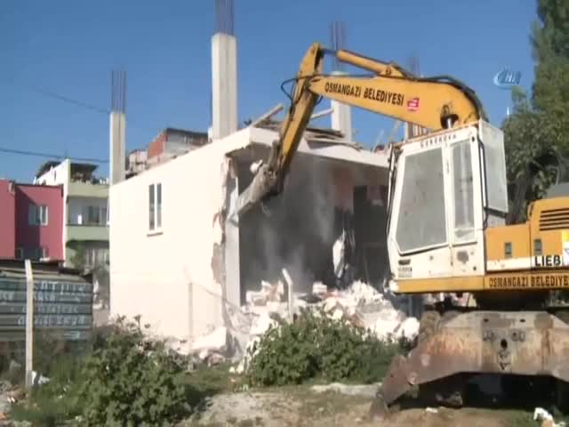 Bursa'da yıkımı engellemek için aracını park etti!