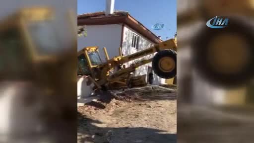Bursa'da iş makinesi eve girdi, faciadan dönüldü