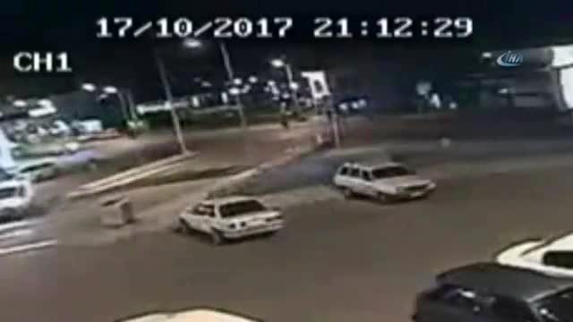 Kaza anı güvenlik kamerasına yansıdı