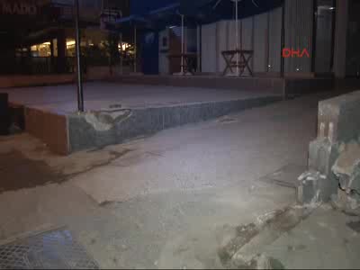 Kaldırıma çıkan lüks otomobil yayalara çarptı
