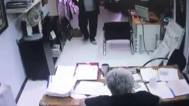 Kasklı saldırgan hasmını böyle kurşunladı